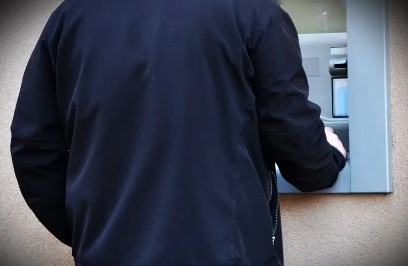 Dziesięć razy próbował. Ani razu się nie udało. Znalazł cudze karty i ruszył do bankomatu