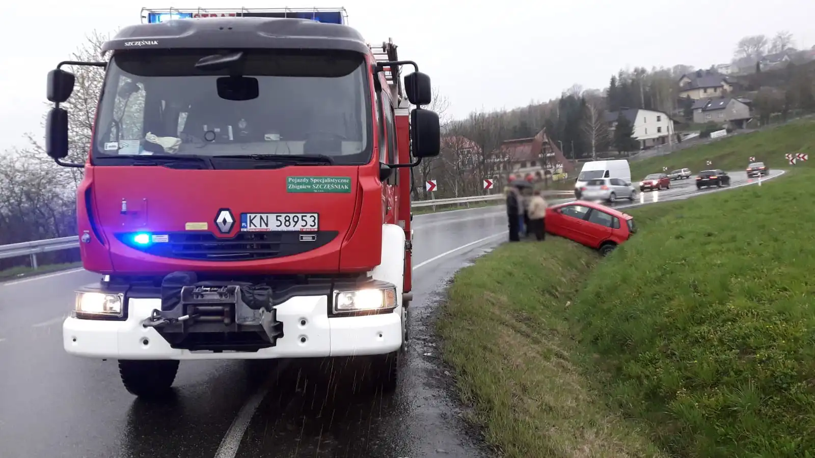 W Biczycach Dolnych osobówka wypadła z drogi i "wylądowała" w przydrożnym rowie