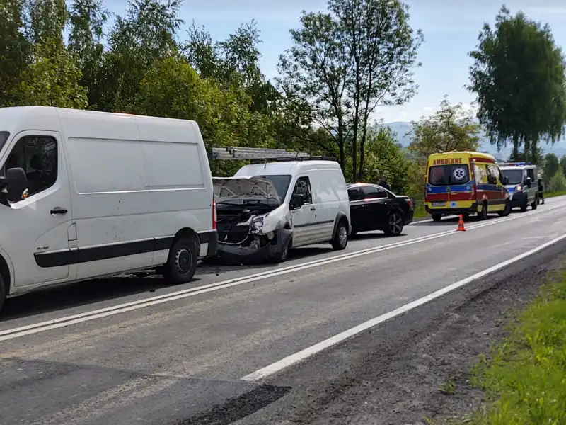 Kraksa w Biczycach Górnych. Zderzyły się trzy pojazdy