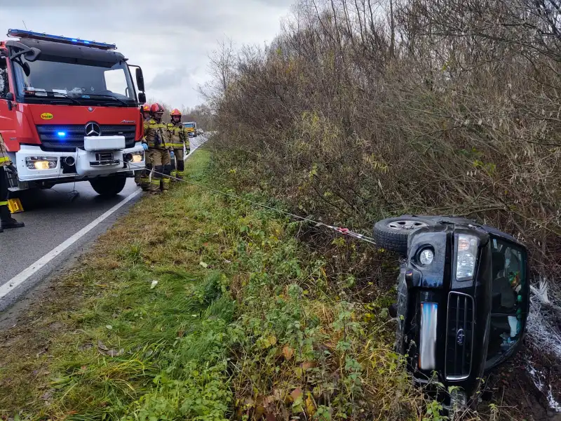 Witowice Dolne: Samochód wypadł z drogi i dachował
