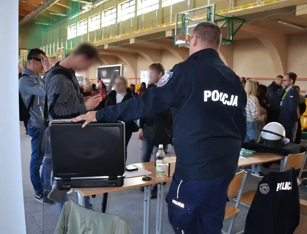 Policja na Targach Kariery w Nowym Sączu. Młodzi sprawdzali alkogogle i poznawali służbę