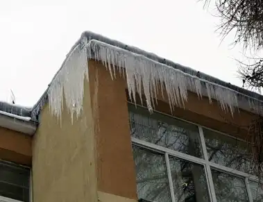 Uwaga na lodowe sople i śnieg na dachach
