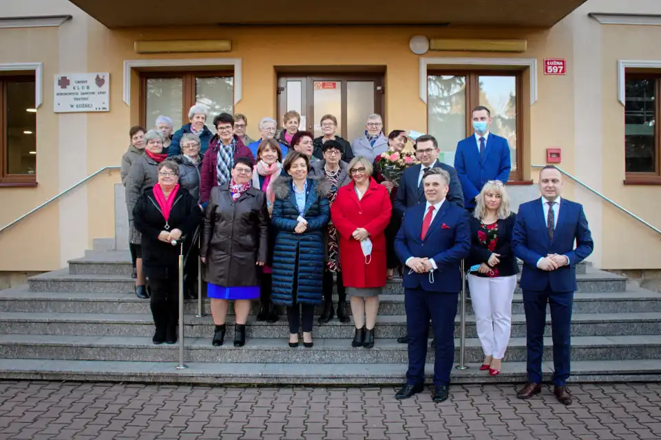 Minister rodziny i polityki społecznej Marlena Maląg z wizytą w Klubie Seniora Plus w Łużnej