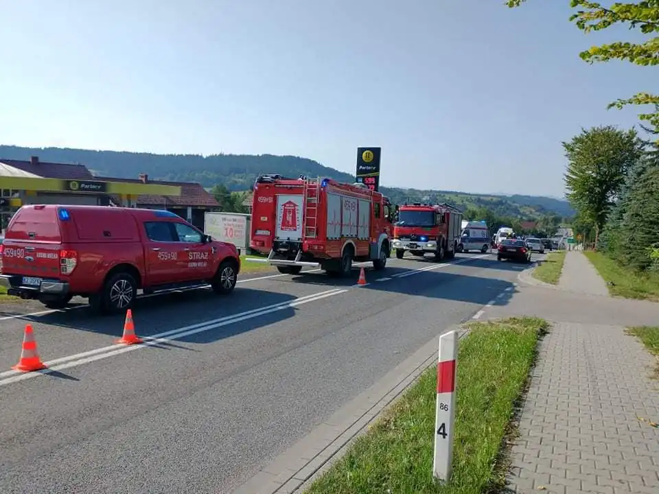 Wypadek osobówki i motocykla w Kasinie Wielkiej. Dwie osoby poszkodowane