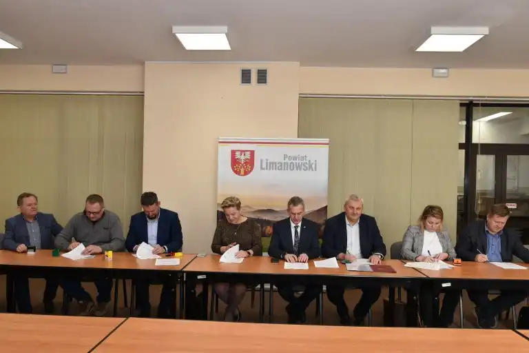 Powiat Limanowski: Podpisano umowy na remont i przebudowę dróg
