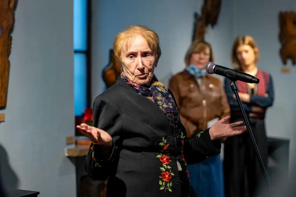 „Powrót do siebie”. Rzeźby Grzegorza Pecucha w Domu Gotyckim