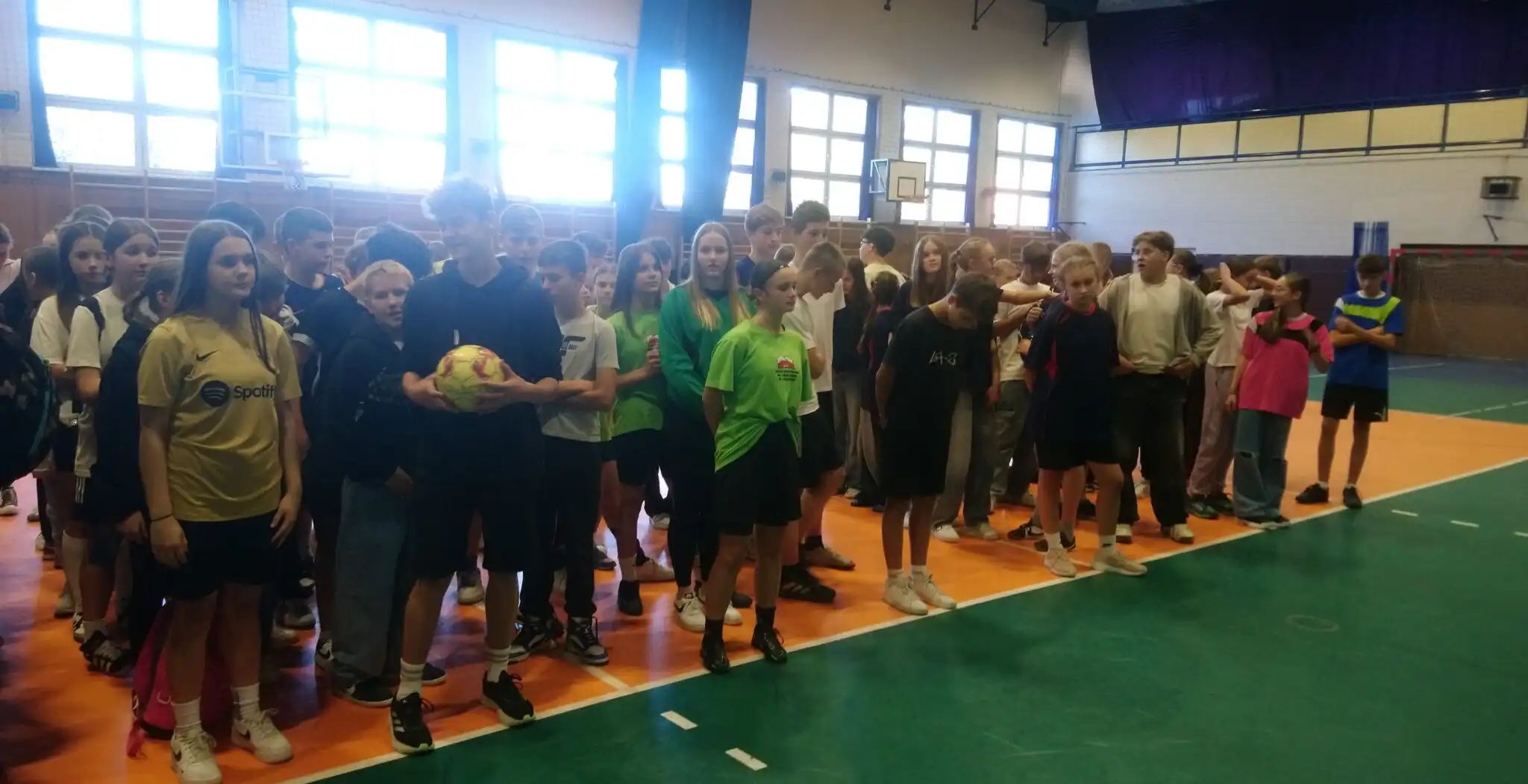 Mistrzostwa Gminy Chełmiec w halowej piłce nożnej. Emocje i triumfy na sportowej arenie w Świniarsku