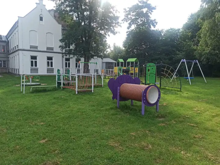 Nowy Sącz: Ruszyła rozbudowa placu zabaw na terenie Szkoły Podstawowej nr 9