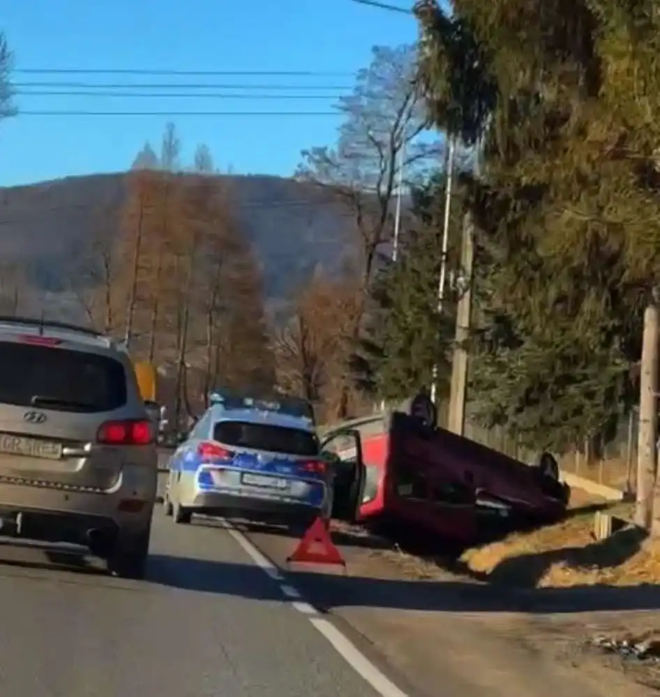 Wypadek w Szymbarku. Dachowała osobówka