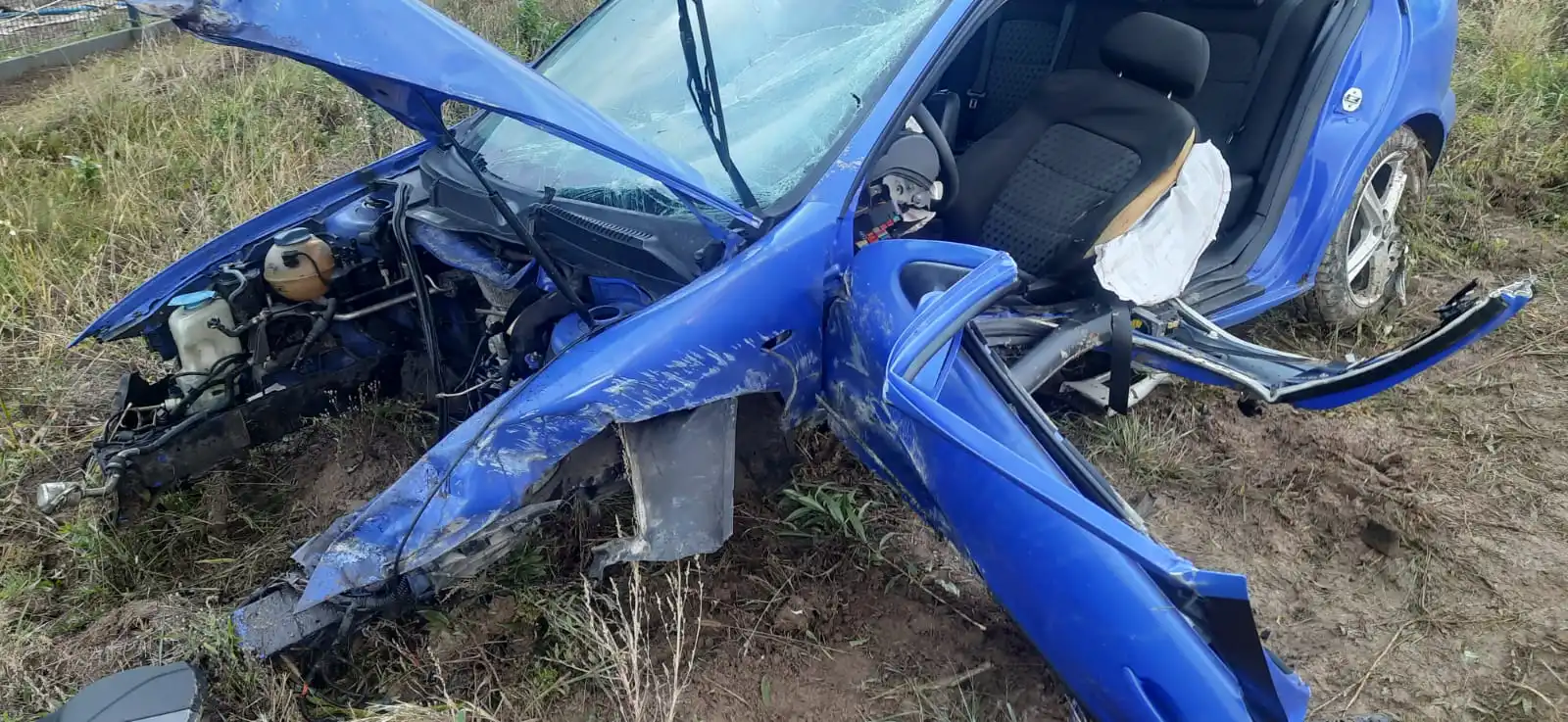 Podrzecze: Wypadek samochodu osobowego. Kierowca był zakleszczony w pojeździe