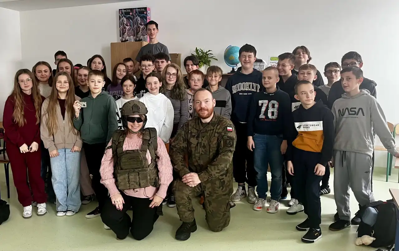 Dron, taktyka i pierwsza pomoc. Edukacja z wojskiem w Szkole Podstawowej w Łęce