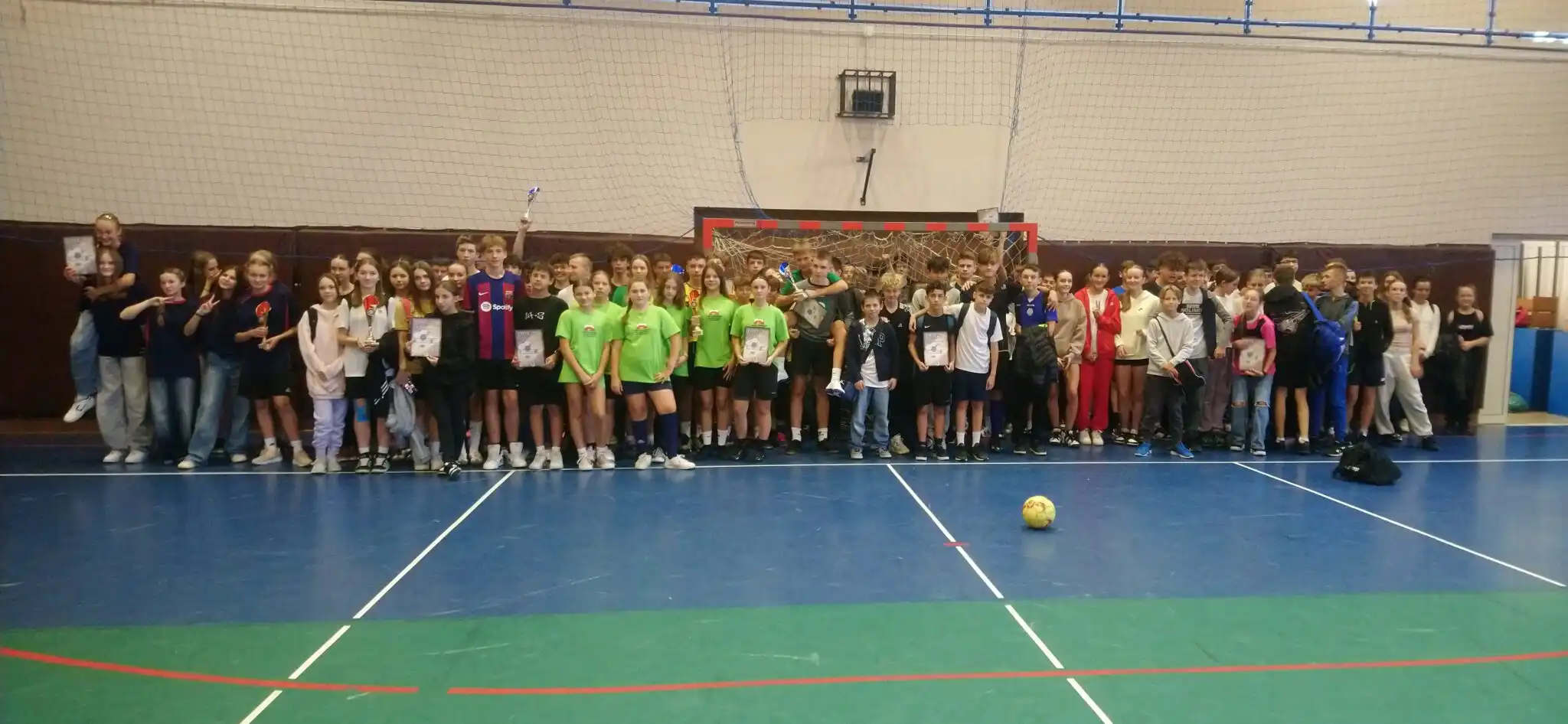 Mistrzostwa Gminy Chełmiec w halowej piłce nożnej. Emocje i triumfy na sportowej arenie w Świniarsku