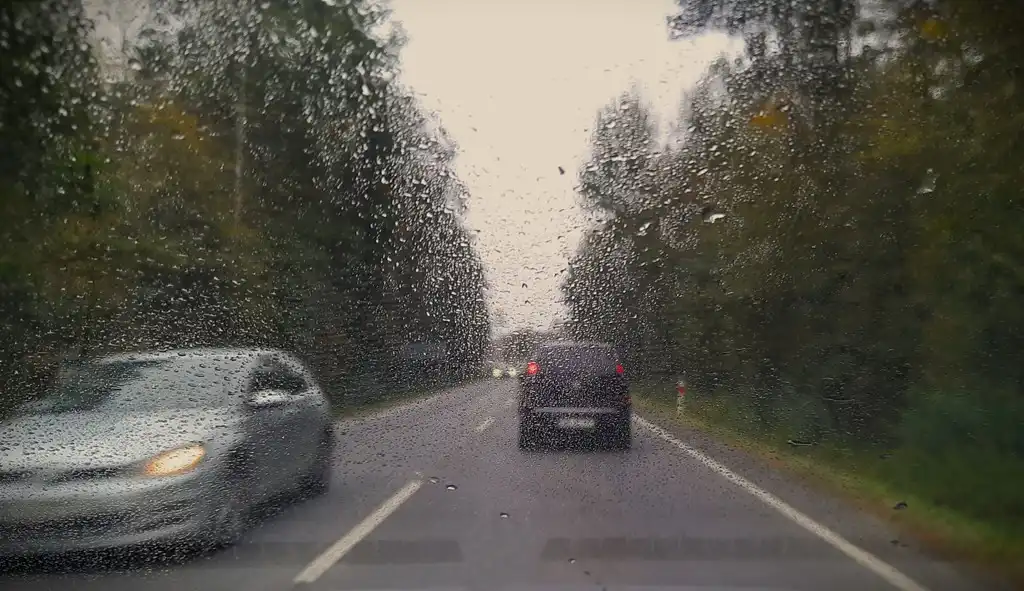 Jesienne warunki na drogach. Policja apeluje o ostrożność