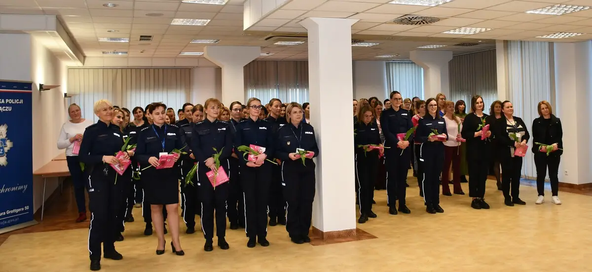 Dzień Kobiet w sądeckiej komendzie. Były życzenia, kwiaty i podziękowania