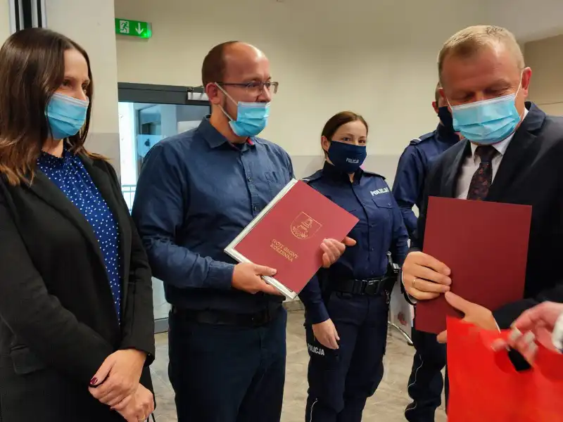 Uratował tonącego mężczyznę. Podziękowali mu Komendant Policji i Wójt
