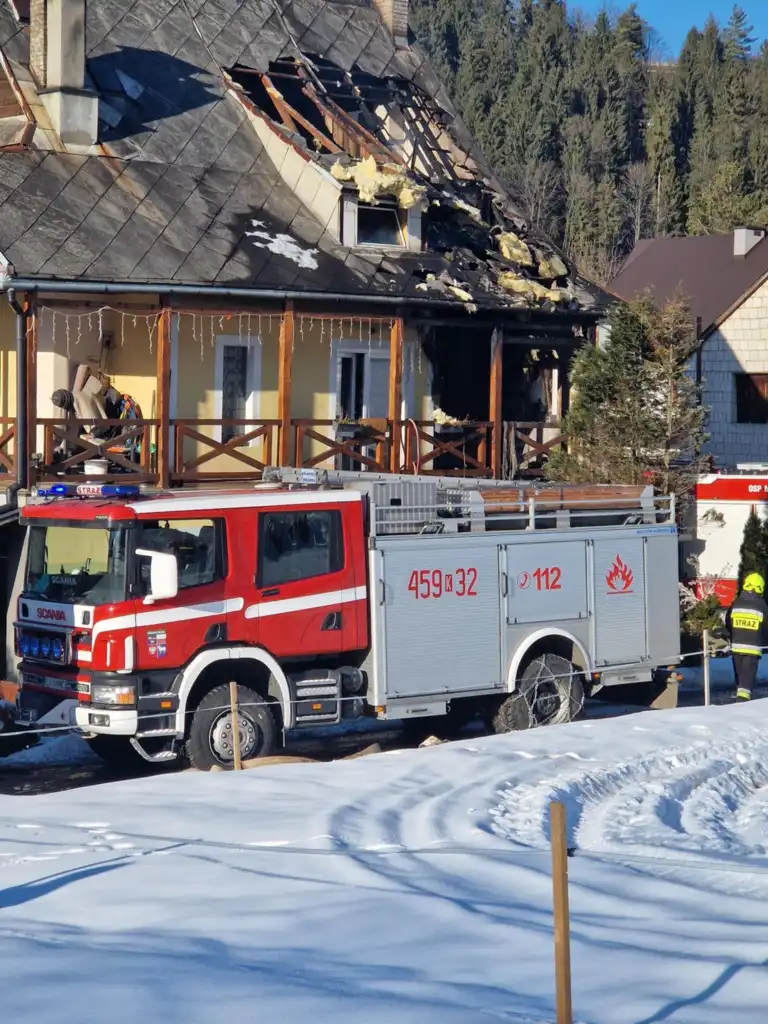 Pożar budynku mieszkalnego w Łostówce. Ogień objął część poddasza oraz balkon
