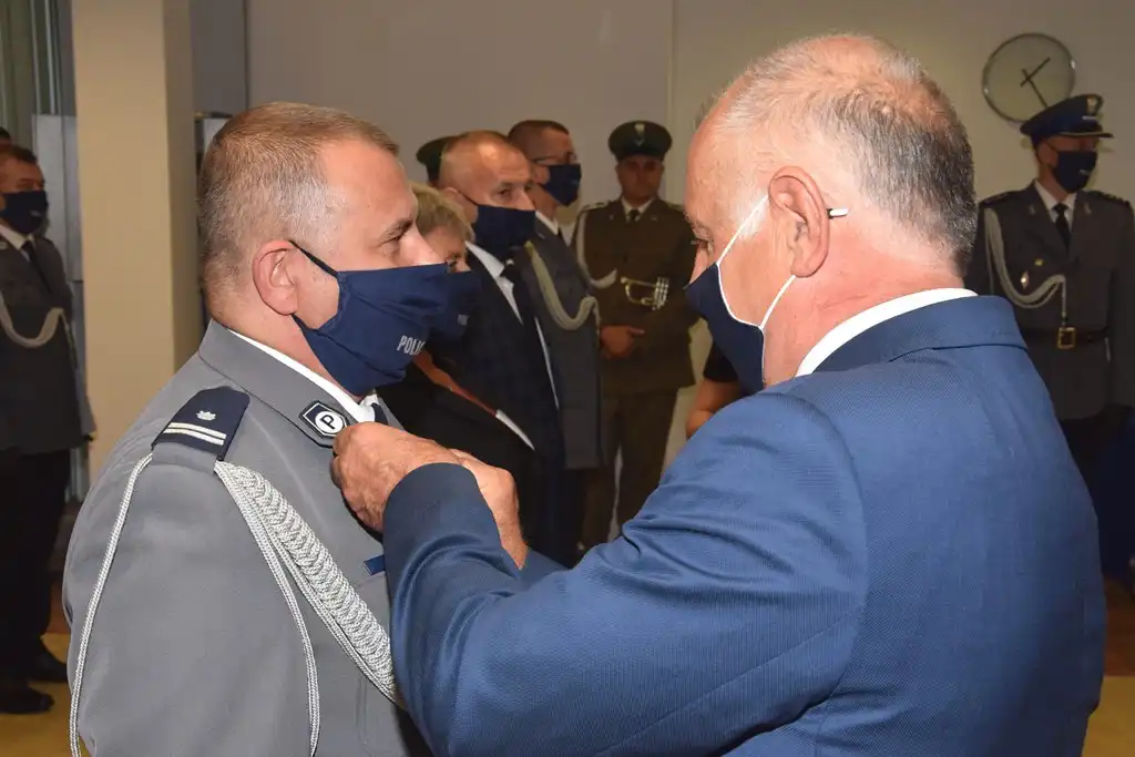 Starosta nowosądecki uhonorował zasłużonych funkcjonariuszy Policji Srebrnym Jabłkiem Sądeckim