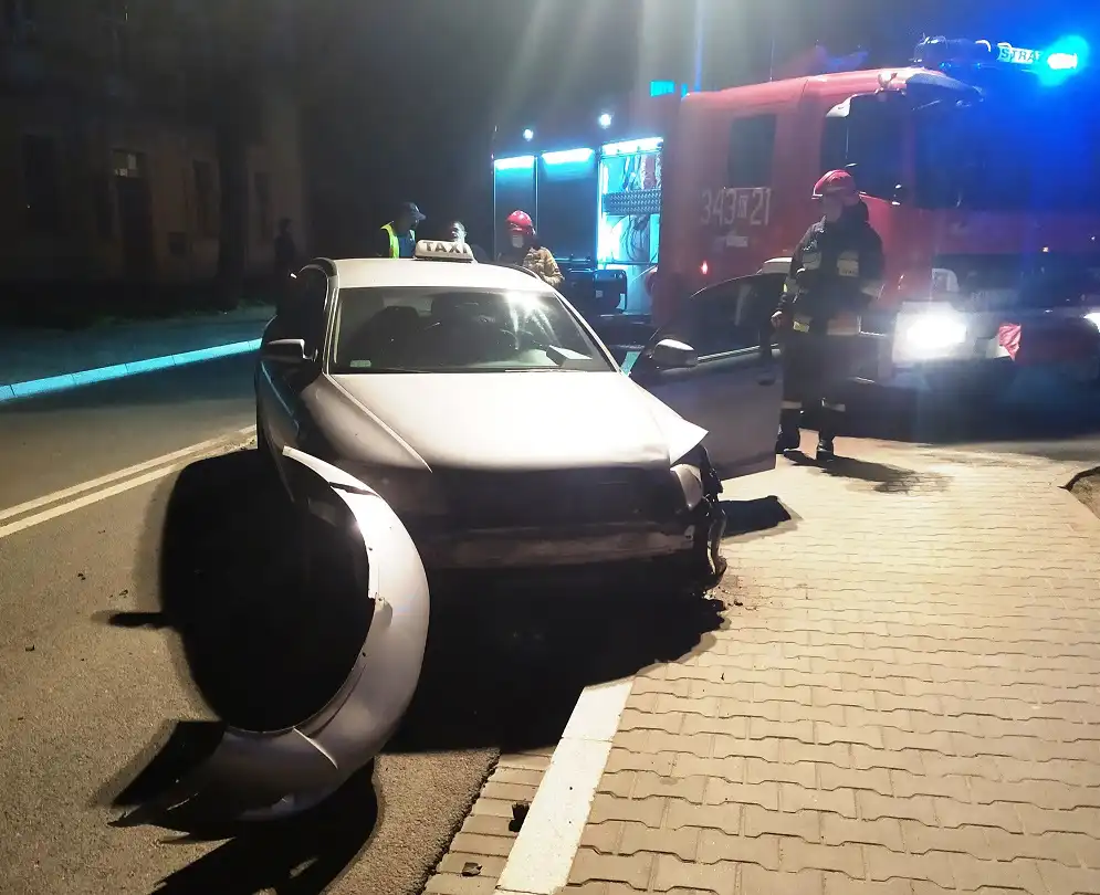 Kraksa na ul. Kraszewskiego w Krynicy-Zdroju. Dwa auta rozbite i uszkodzona latarnia