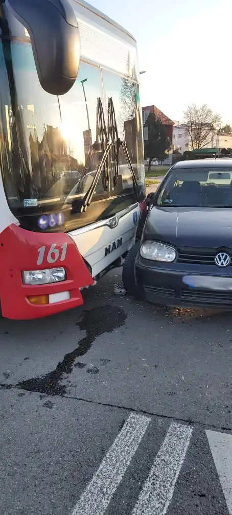 Nowy Sącz: Zderzenie autobusu z osobówką. Jedna osoba w szpitalu