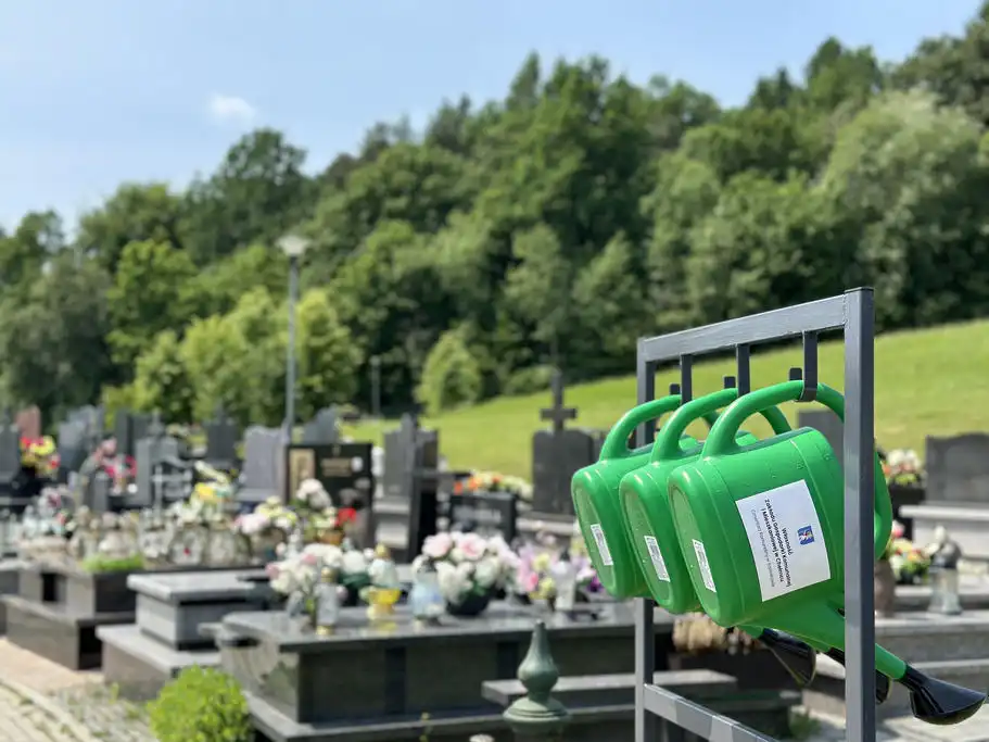 Zielone konewki ułatwią opiekę nad grobami na cmentarzach w gminie Chełmiec