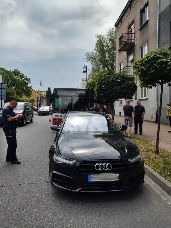 Nowy Sącz: na ul. Długosza osobówka zderzyła się z autobusem