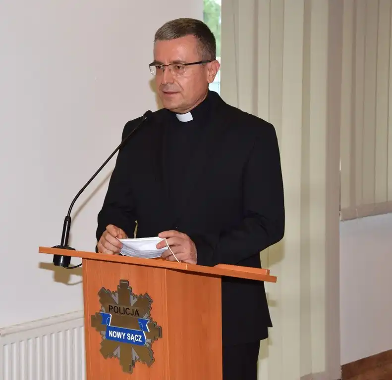 Starosta nowosądecki uhonorował zasłużonych funkcjonariuszy Policji Srebrnym Jabłkiem Sądeckim