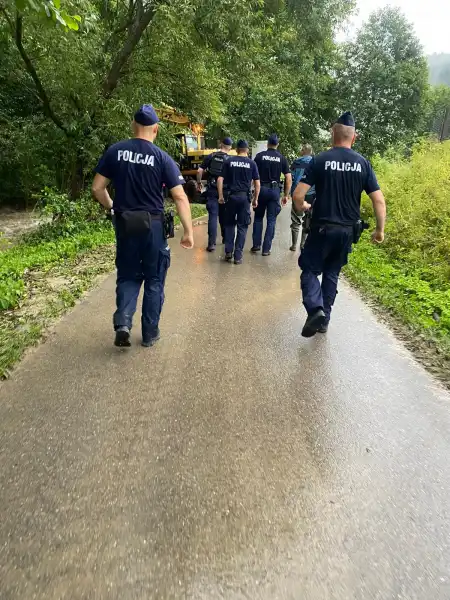 Jechali na zabezpieczenie imprezy masowej w powiecie nowosądeckim. Po drodze włączyli się do akcji przeciwpowodziowej