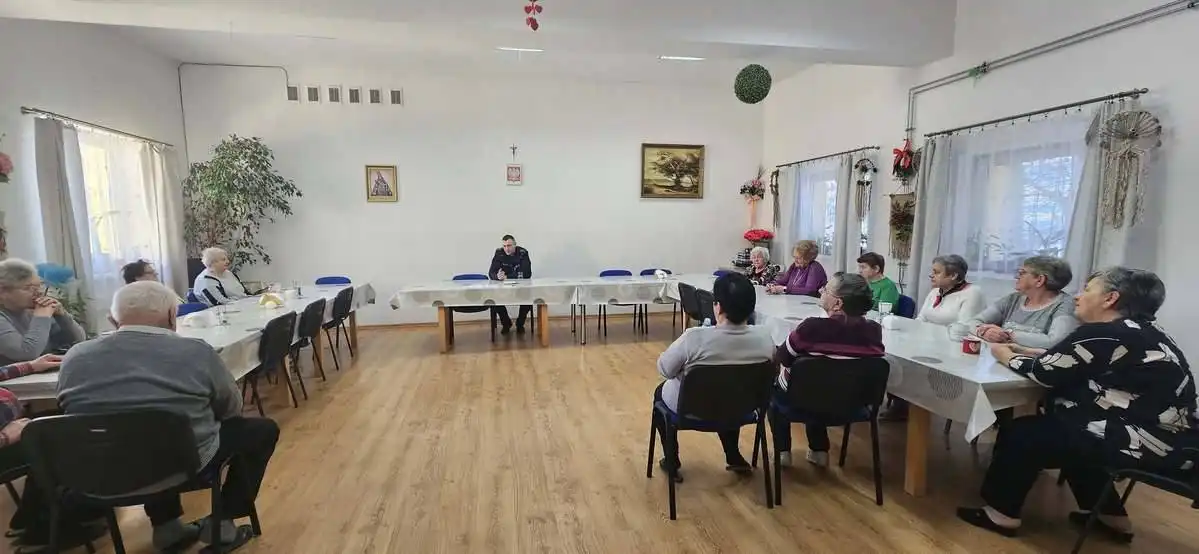 Jak uniknąć oszustw? Dzielnicowy edukuje seniorów w Limanowej