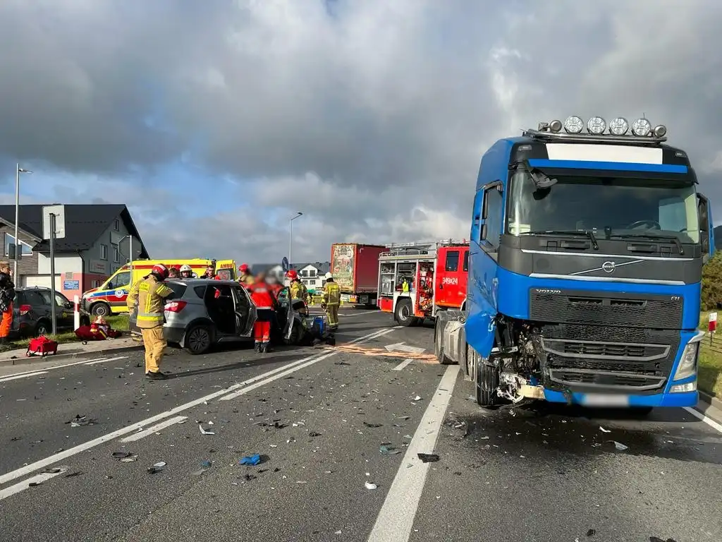 Poważny wypadek na dk 28 w Ptaszkowej. 3 osoby zabrane do szpitala