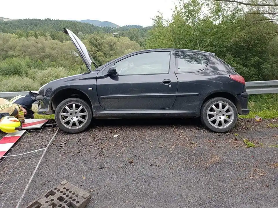 Brunary. Osobówka wypadła z drogi i zawisła nad skarpą