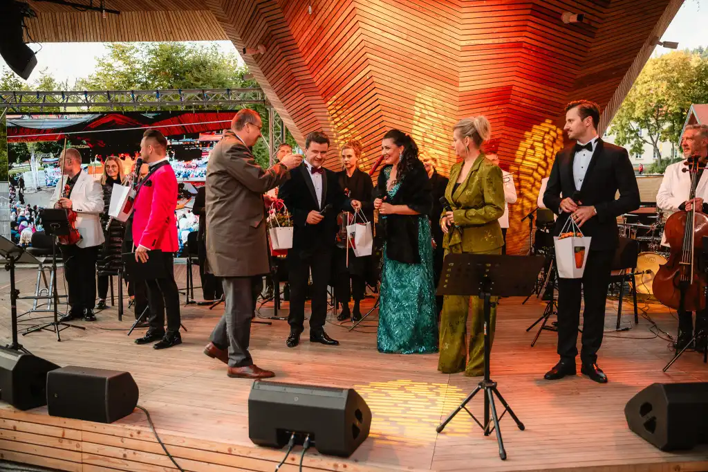 Broadway pod Górą Parkową. Krynicka Orkiestra świętowała 150-lecie