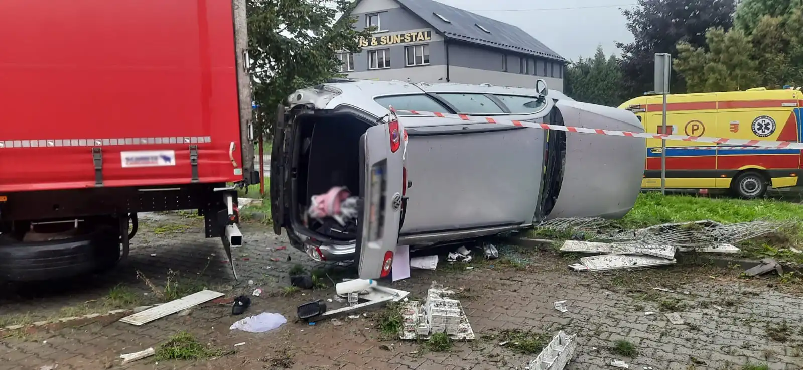 Nowy Sącz: Kolizja na ul. Jana Pawła II. Jeden z pojazdów dachował