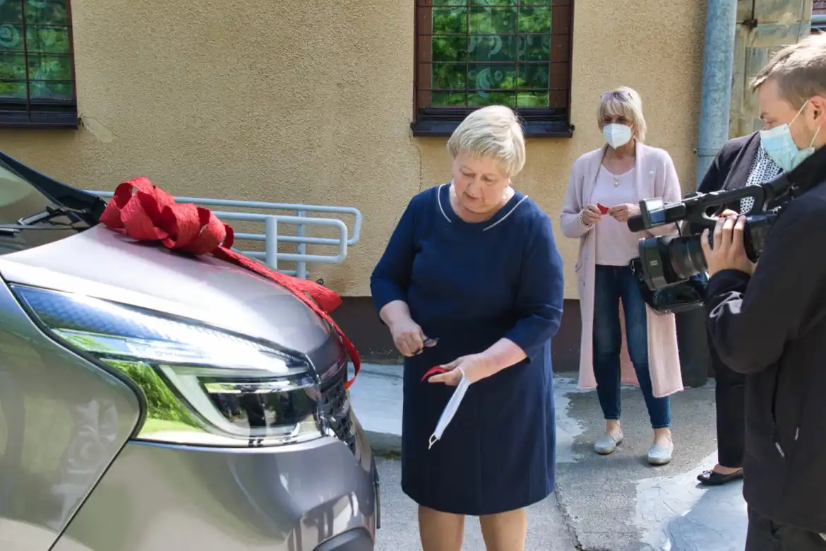 Powiatowy Ośrodek Wsparcia w Muszynie ma nowy samochód do przewozu osób niepełnosprawnych