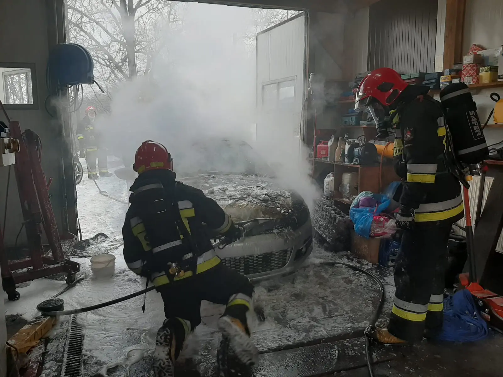 Nowy Sącz ul. Librantowska: Pożar samochodu osobowego. Spaleniu uległa komora silnika