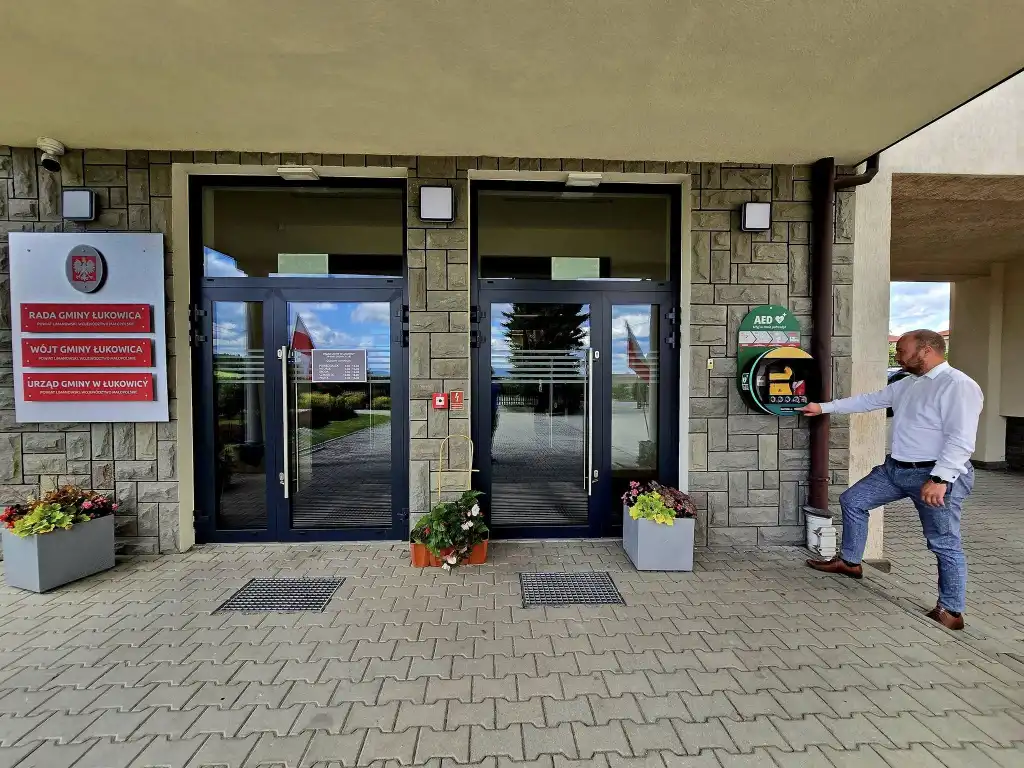 Nowy defibrylator AED w Łukowicy. Mały sprzęt, który może uratować życie