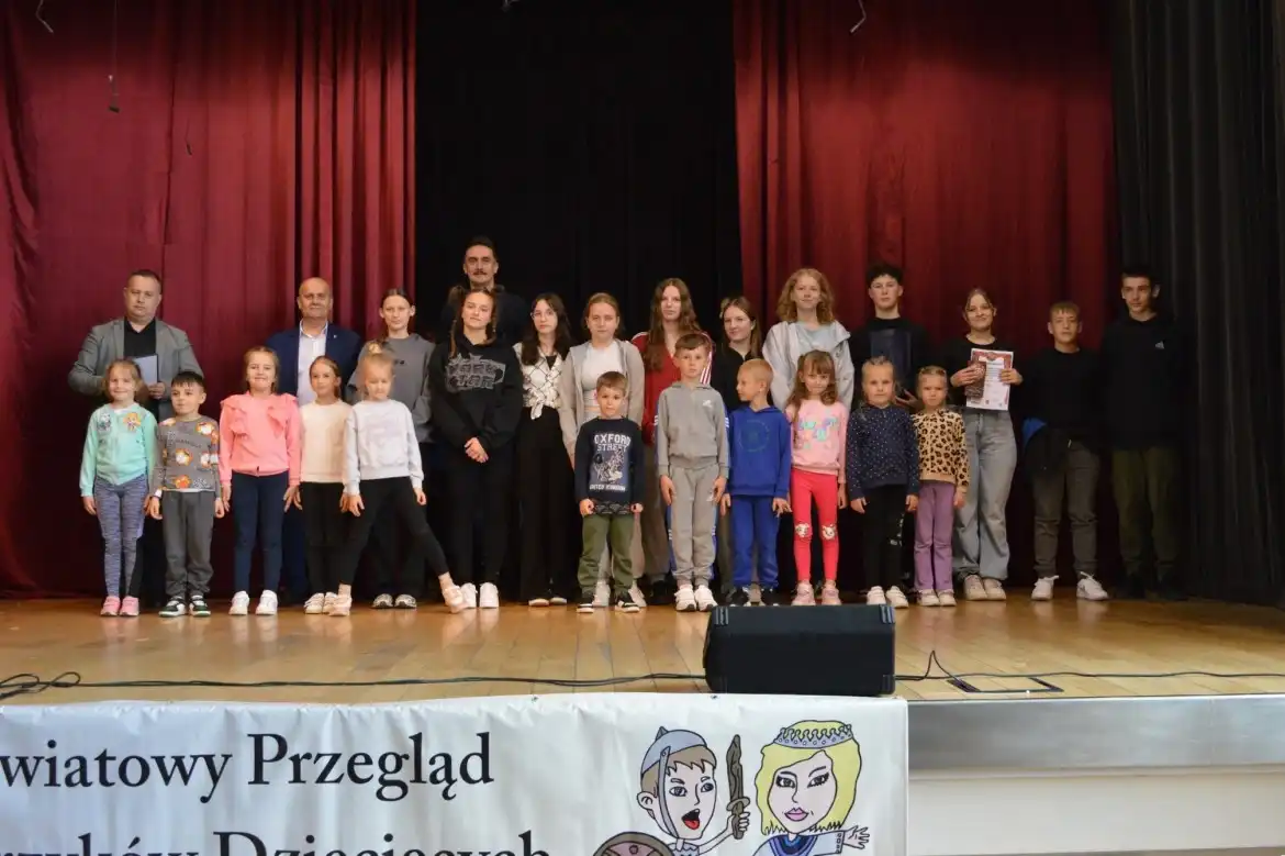 Młodzi artyści zachwycili publiczność. XXVIII Powiatowy Przegląd Teatrzyków w Podegrodziu