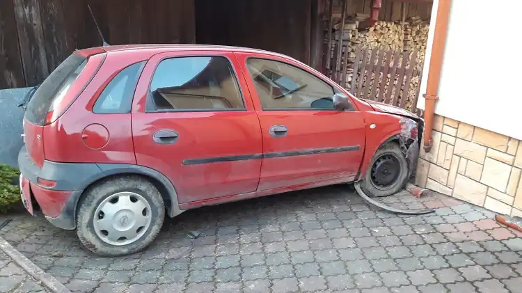 Wypadek w Kamionce Małej. Osobówka wypadła z drogi i "wylądowała" na prywatnej posesji