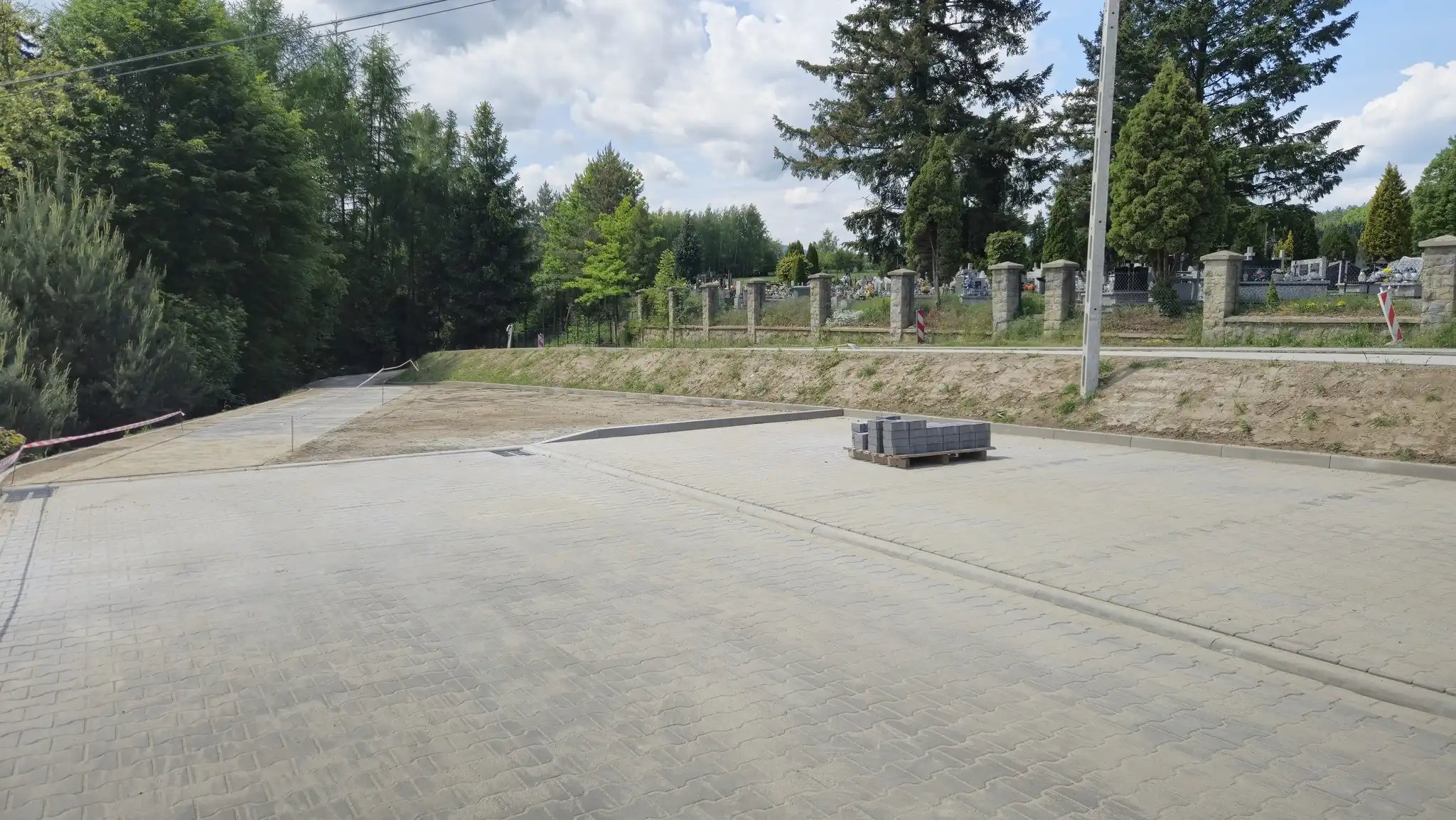 Nowy parking przy cmentarzu w Starym Sączu prawie gotowy