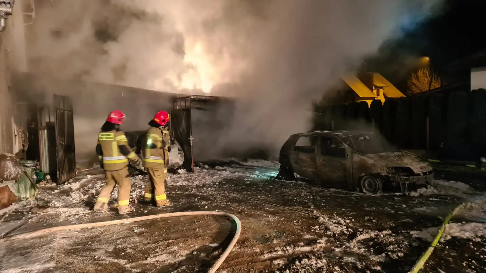 Pożar garaży w Małej Wsi. Spłonęły dwa samochody