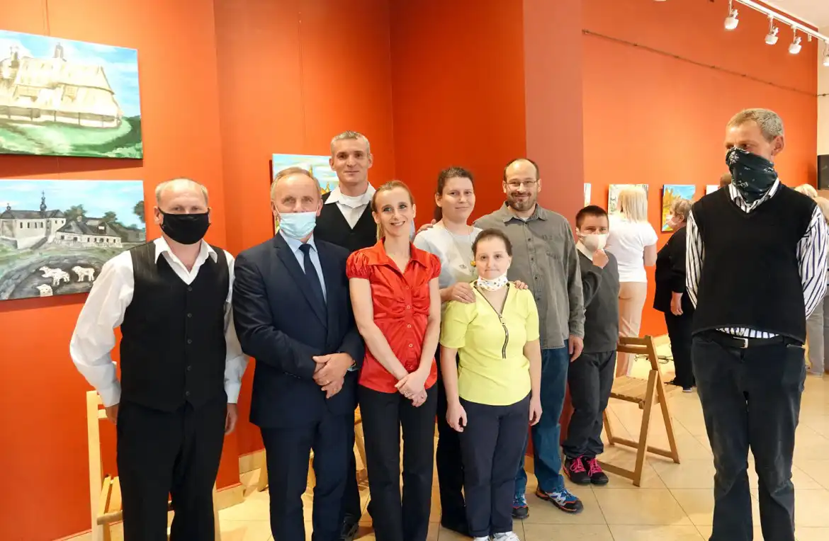 W Galerii Sztuki MCK Sokół odbył się wernisaż prac uczestników Powiatowego Ośrodka Wsparcia w Muszynie