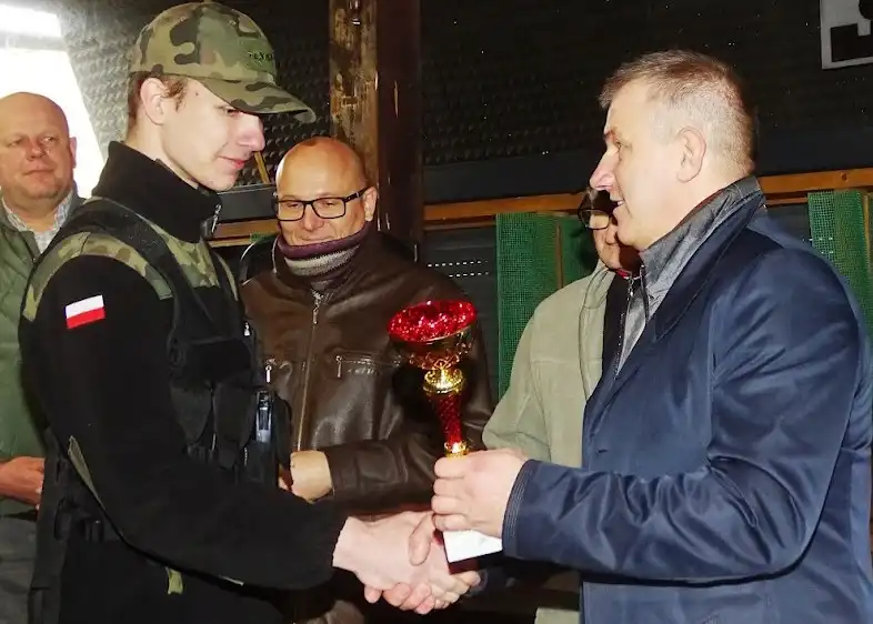 "10 strzałów Ku Chwale Ojczyzny". Patriotyczne zawody strzeleckie na sądeckiej strzelnicy