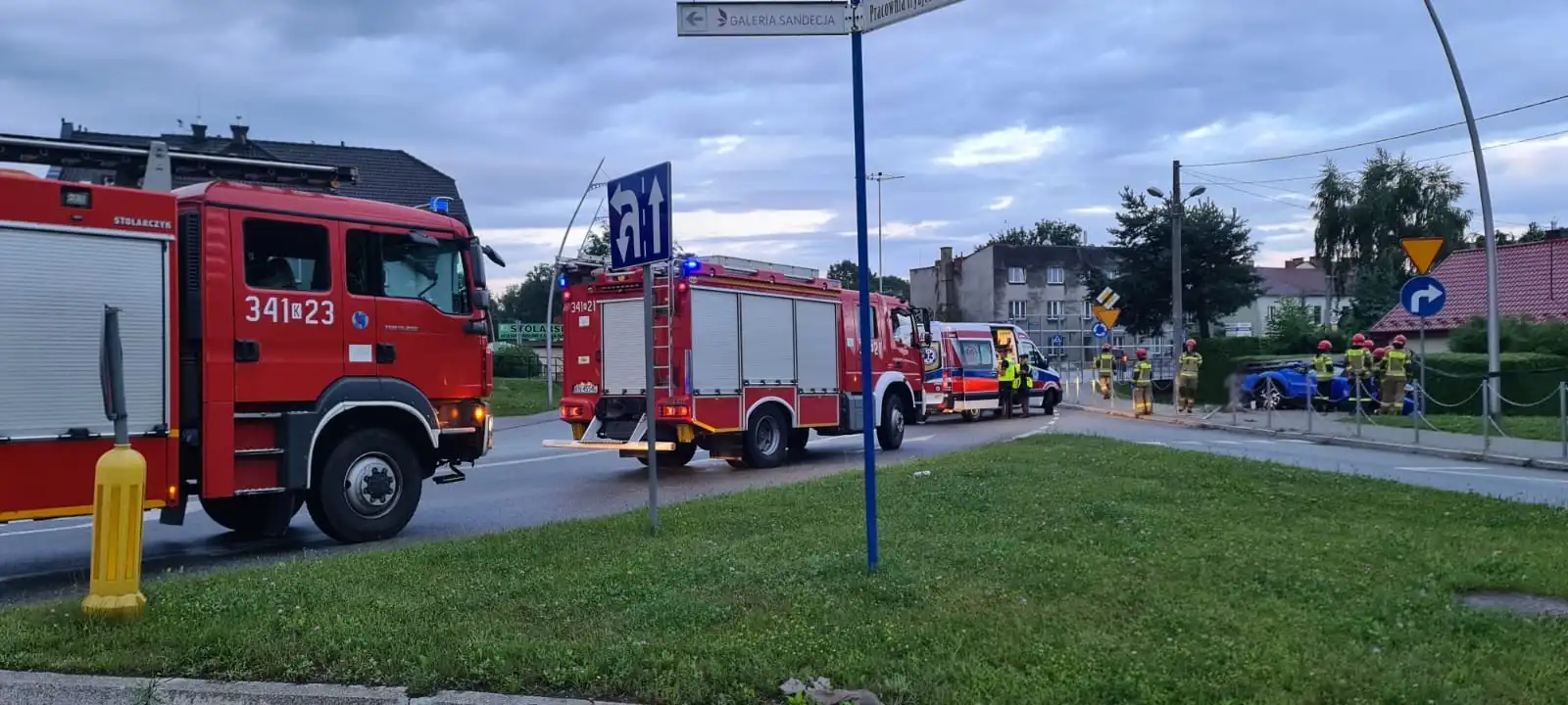 Wypadek na ul. Krakowskiej w Nowym Sączu. Samochód osobowy uderzył w betonowy słup