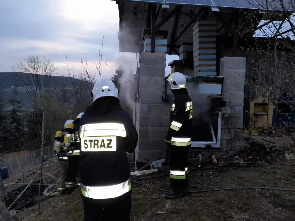 Pożar instalacji fotowoltaicznej na parterze budynku gospodarczego w Maszkowicach