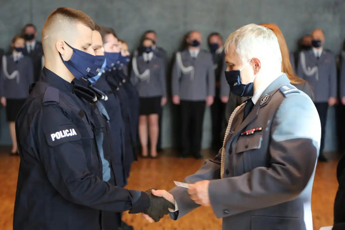 Szeregi małopolskiej Policji zasiliło 49 nowych funkcjonariuszy. Jeden z nich będzie pełnił służbę w Nowym Sączu