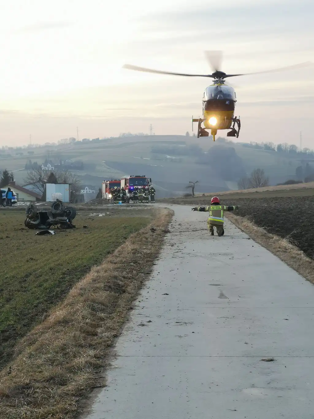 Wypadek w Korzennej. Na miejsce wezwano śmigłowiec LPR