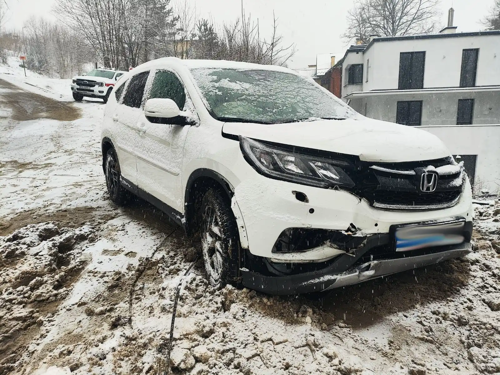 Śliskie drogi w Krynicy Zdroju. Wypadek na ul. Pięknej