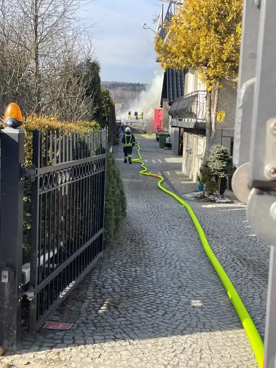 Płonące drewno w Barcicach Dolnych. Straż pożarna w akcji