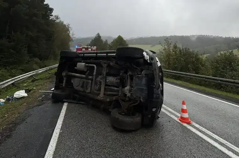 Kolejny poważny wypadek na DK75 w Krzyżówce. Auto uderzyło w bariery