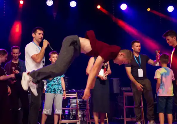 Bitwa breakdance w amfiteatrze Parku Strzeleckiego. O wygraną walczyły cztery grupy