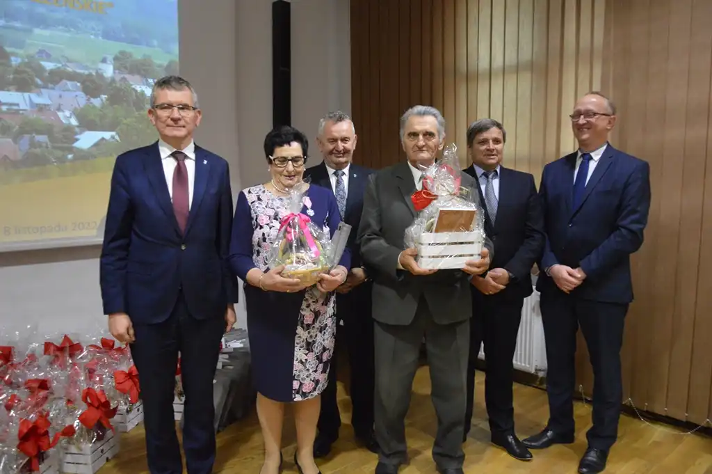 Małżeństwa z długoletnim stażem otrzymały medale od Prezydenta RP. Wśród nich pary z Gminy Stary Sącz